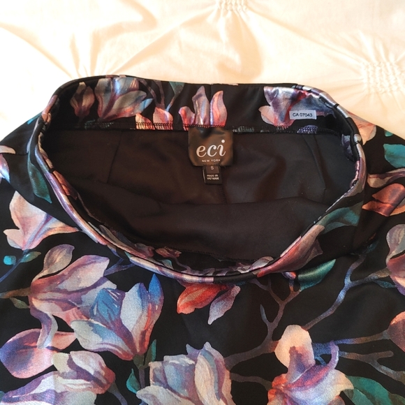 Eci metallic foil floral pencil skirt. Size S. - Picture 2 of 9